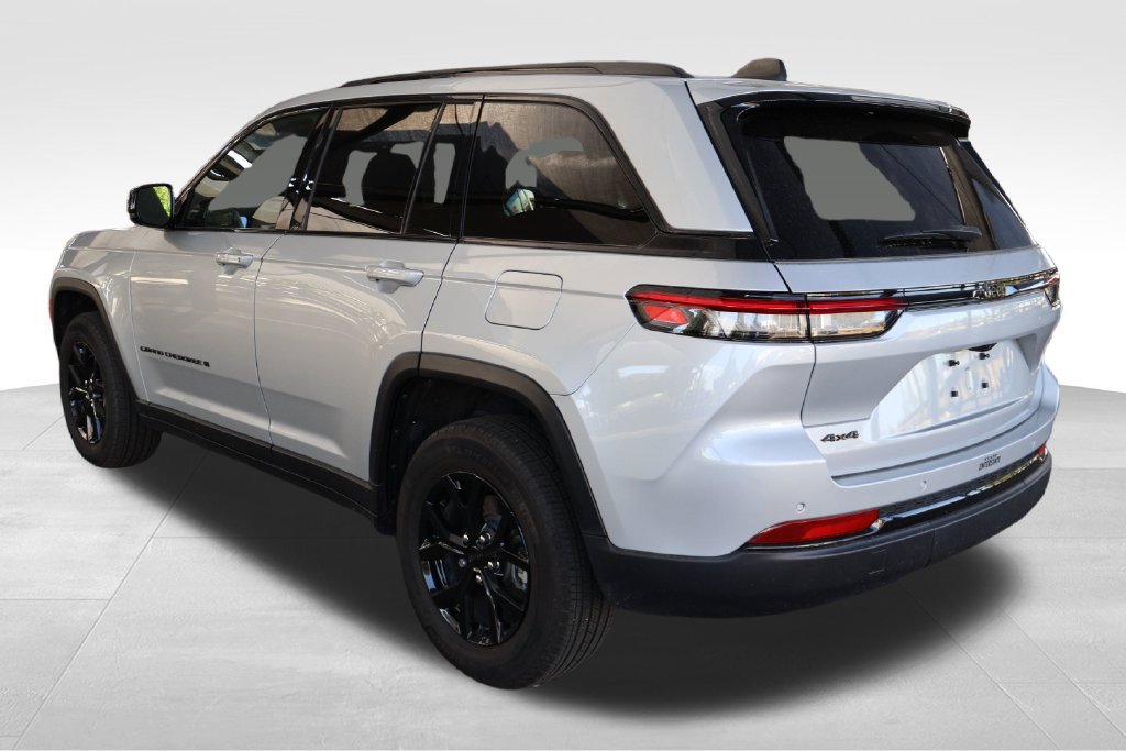 Used 2025 Jeep Grand Cherokee Altitude AWD/4WD image 15