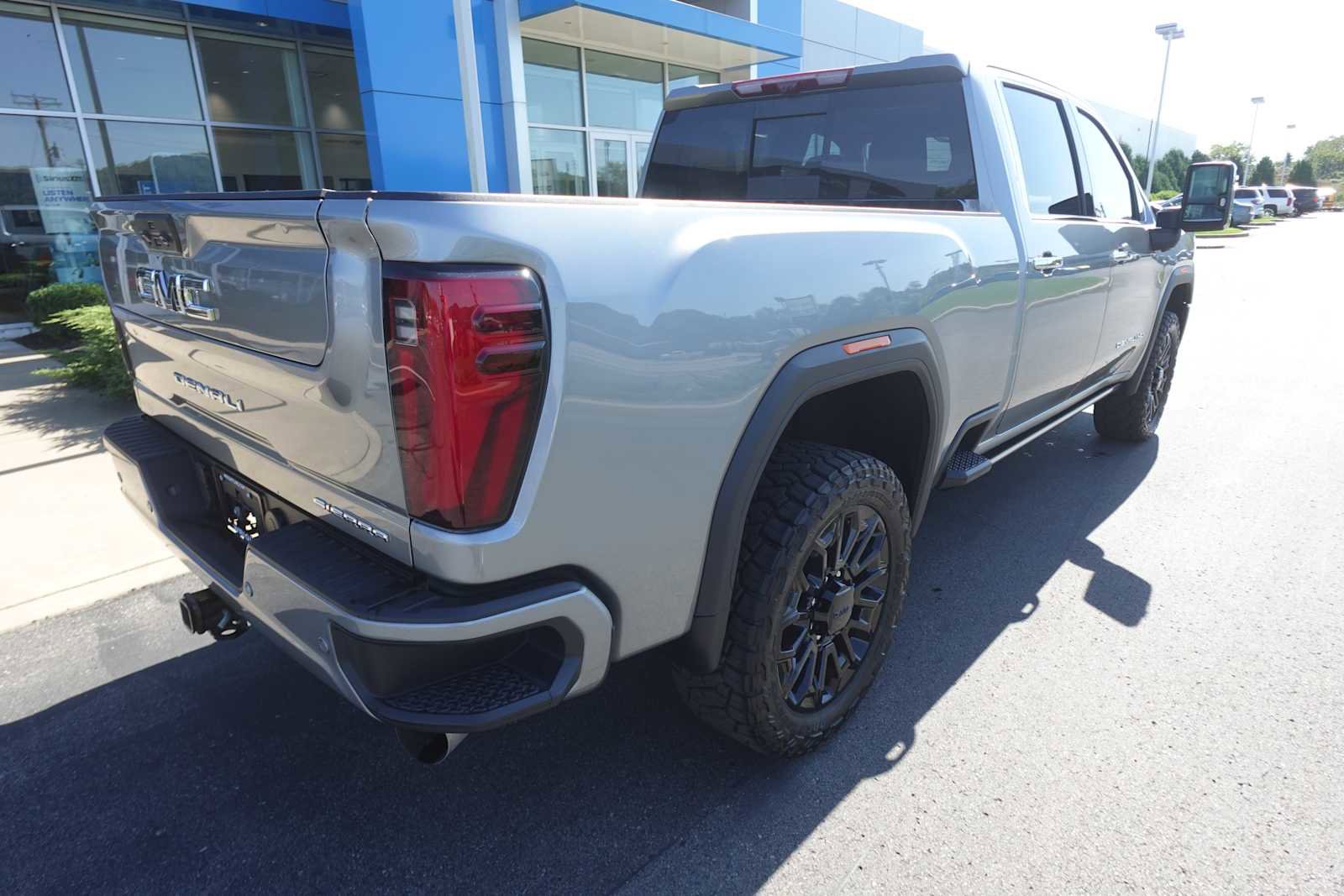 Used 2024 GMC Sierra 2500 Denali Ultimate AWD/4WD image 3
