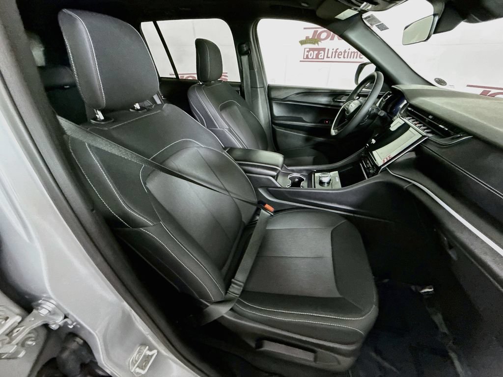 Used 2025 Jeep Grand Cherokee Laredo X AWD/4WD image 31