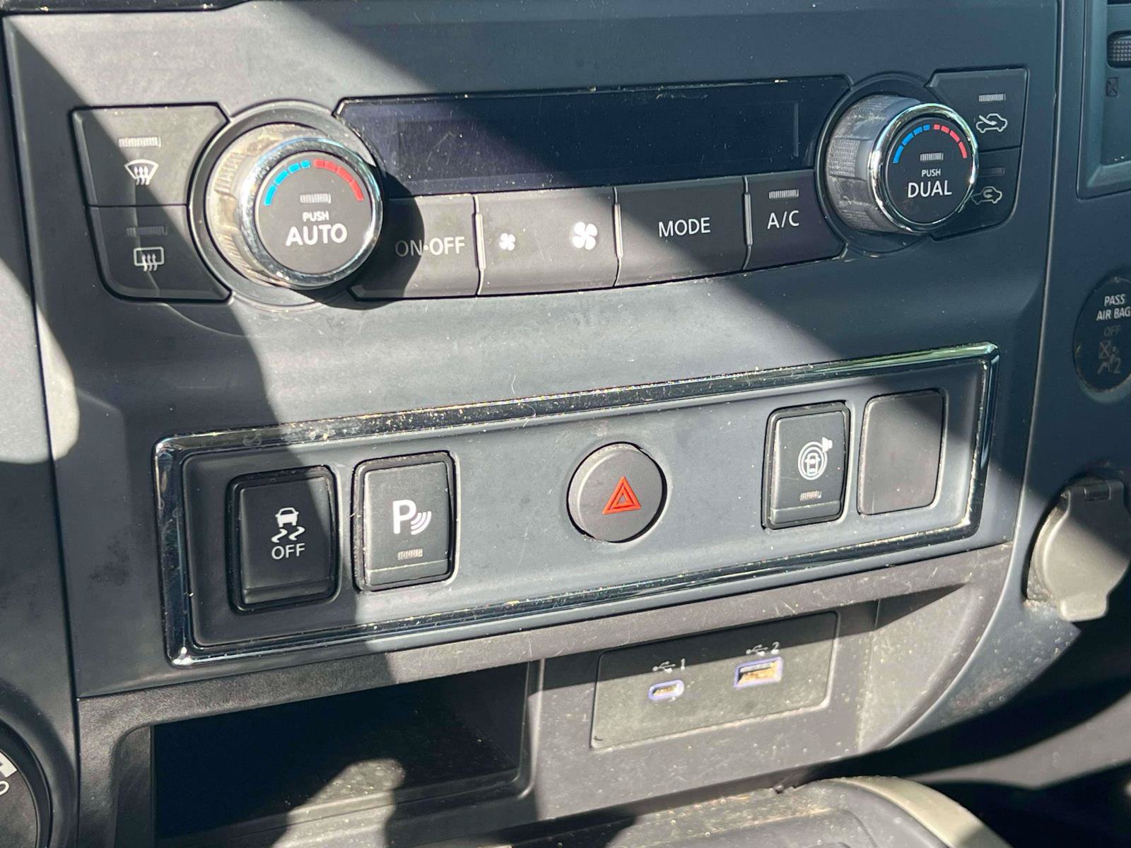 Used 2024 Nissan Titan SV w/ SV Convenience Package AWD/4WD image 21
