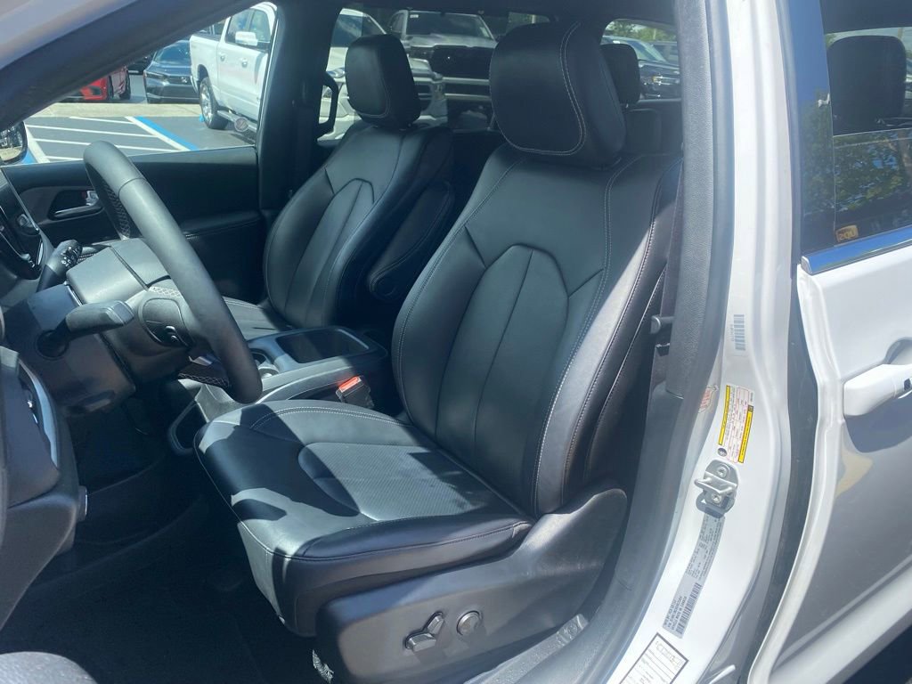 Used 2025 Chrysler Pacifica Select FWD image 15