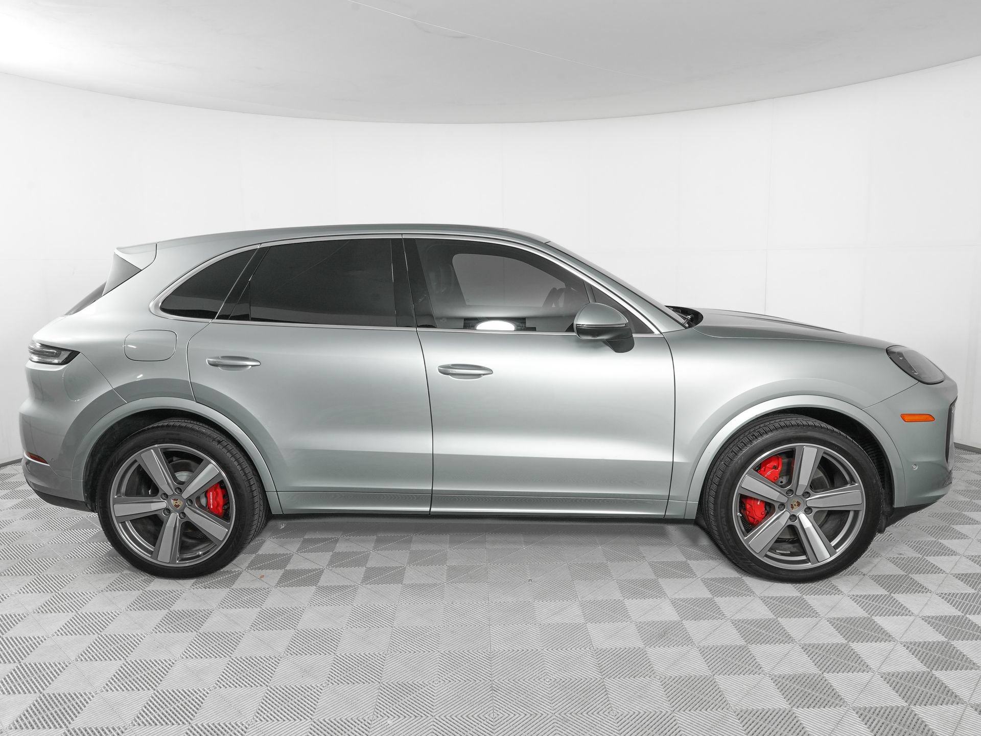 Used 2024 Porsche Cayenne AWD/4WD image 3