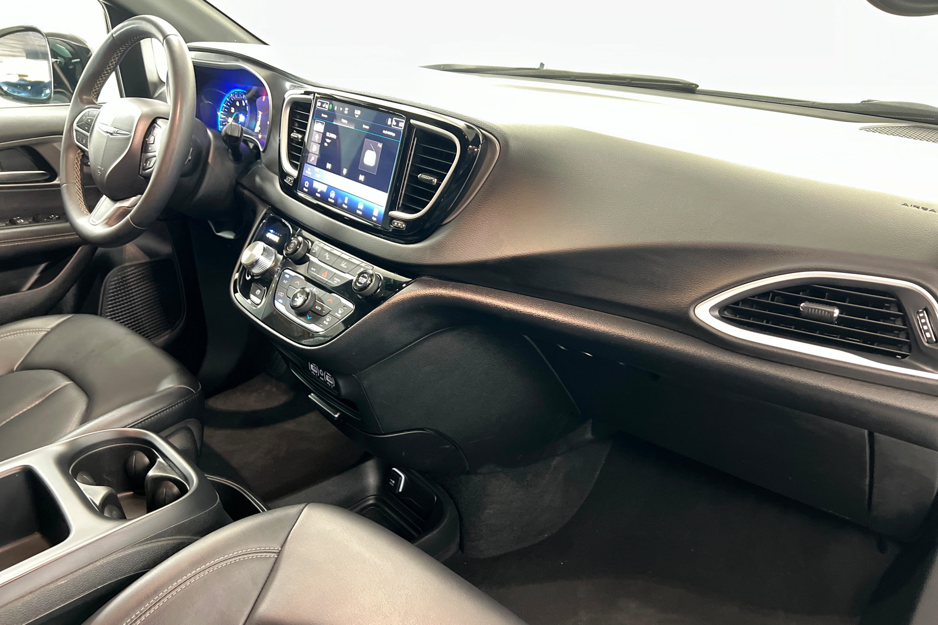 Certified 2025 Chrysler Pacifica Select FWD image 25