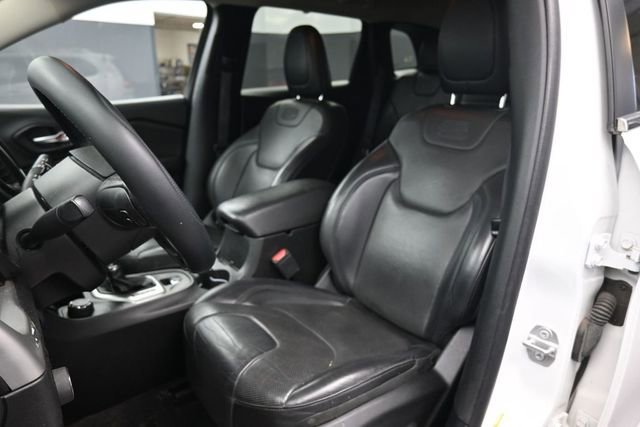 Used 2018 Jeep Cherokee Overland AWD/4WD image 19