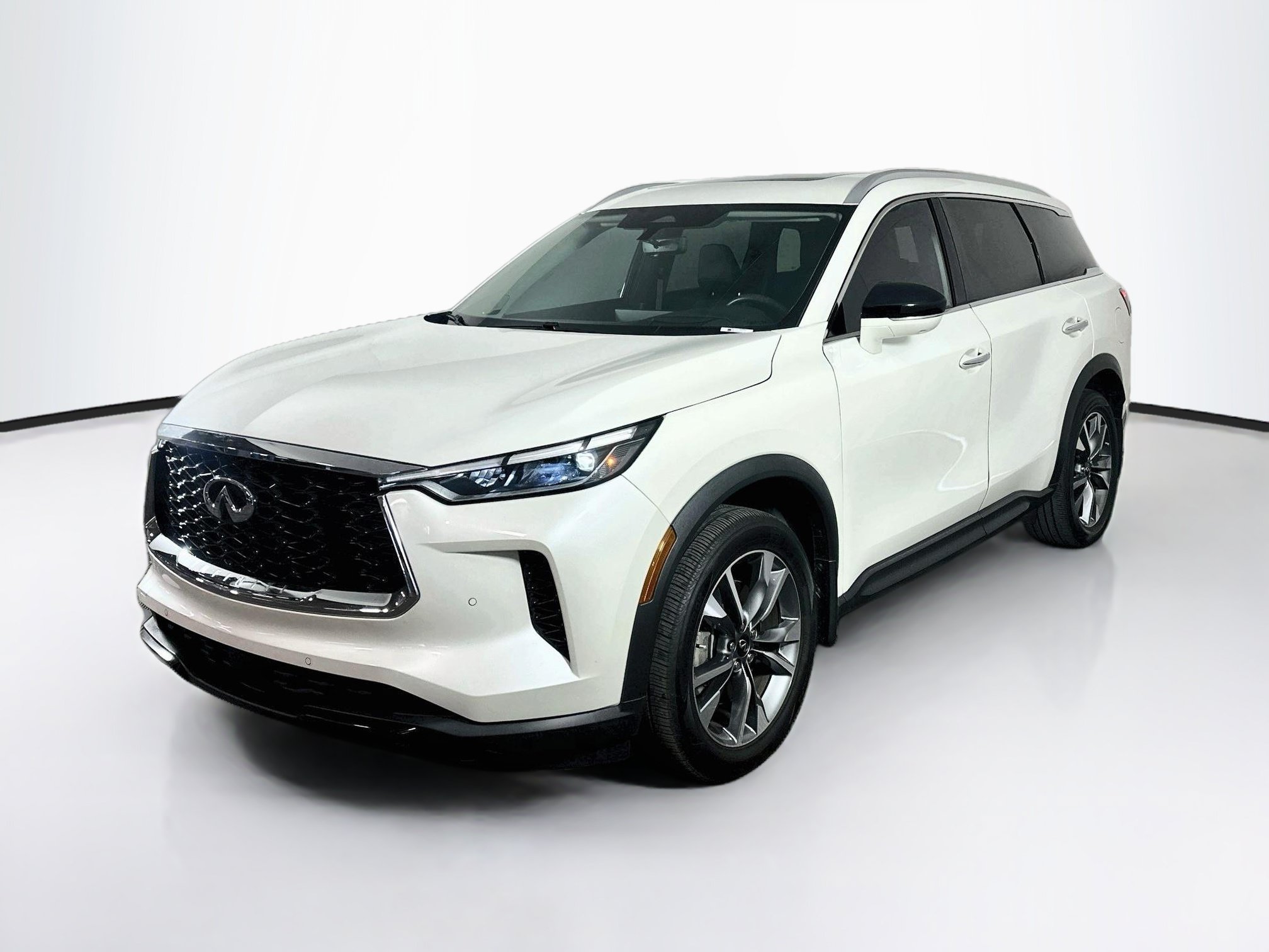 Used 2023 INFINITI QX60 Luxe w/ Vision Package AWD/4WD image 3