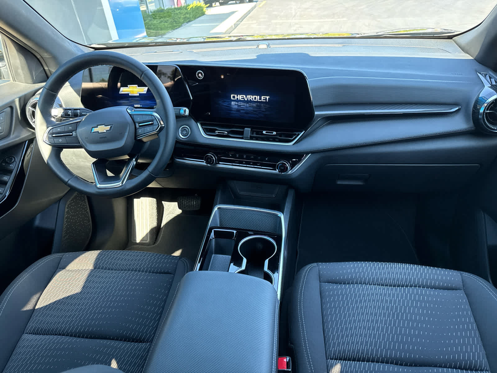 Used 2025 Chevrolet Equinox LT w/ Safety and Technology Package FWD image 6