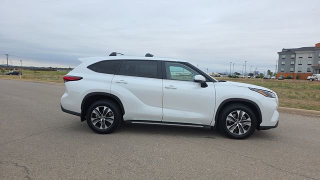 Used 2023 Toyota Highlander XLE AWD/4WD image 5