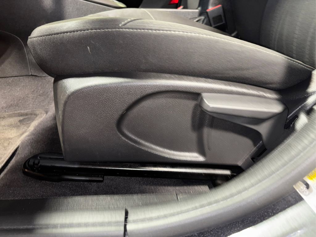 Used 2018 Ford Focus SE w/ SE Appearance Package FWD image 28