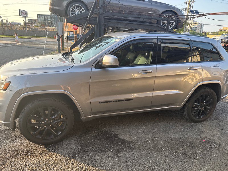 Used 2017 Jeep Grand Cherokee Altitude AWD/4WD image 4