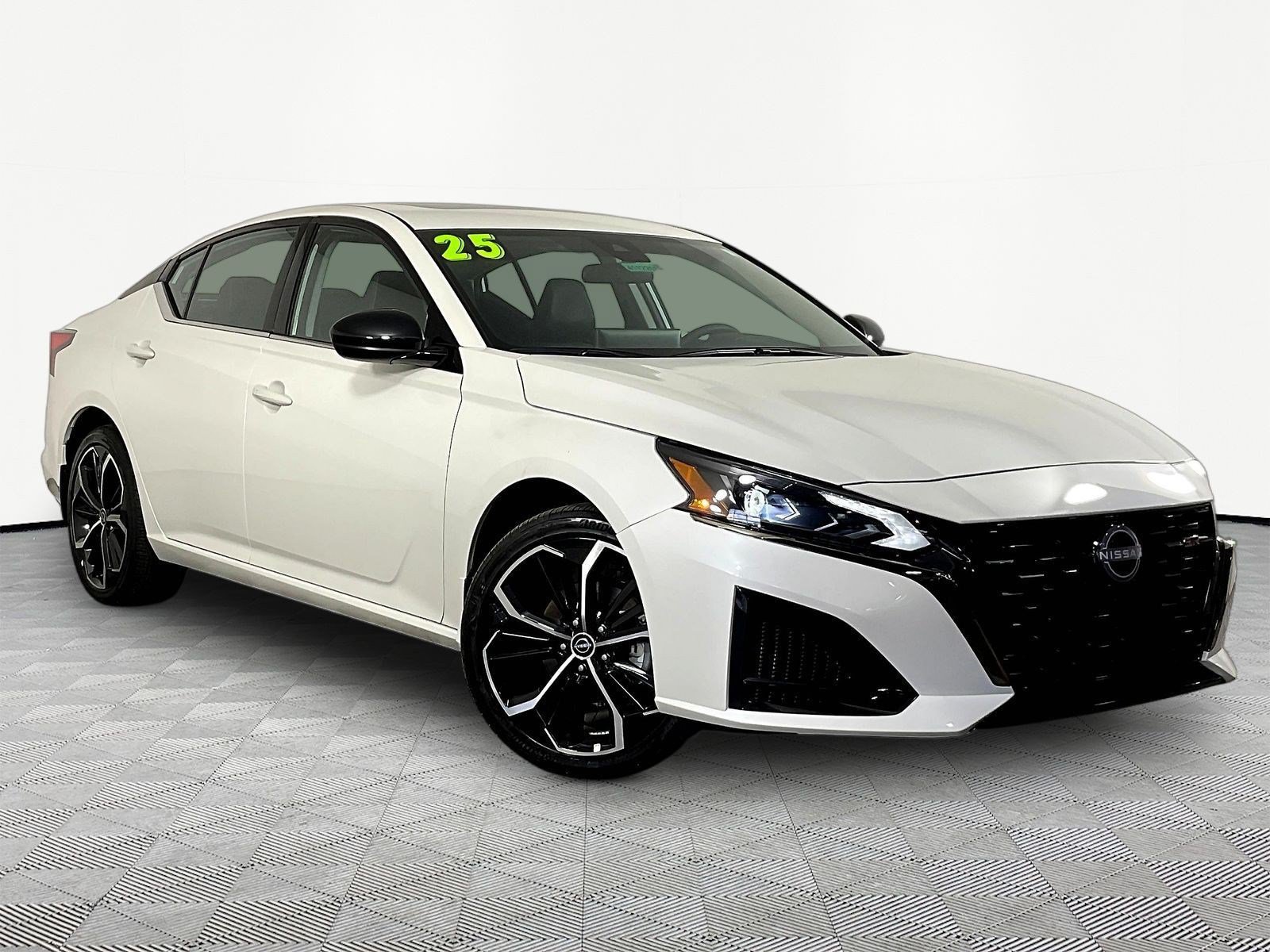 Used 2025 Nissan Altima 2.5 SR w/ SR Premium Package AWD/4WD image 3