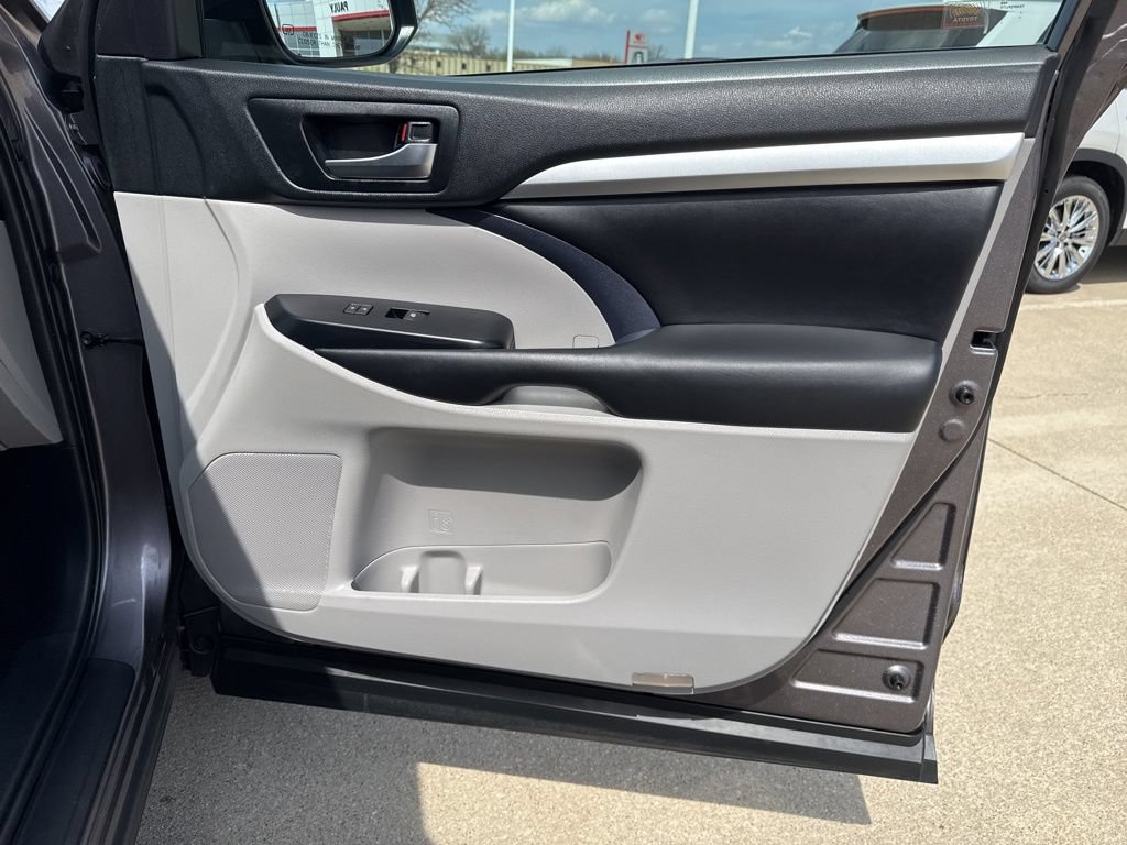 Used 2019 Toyota Highlander XLE AWD/4WD image 23
