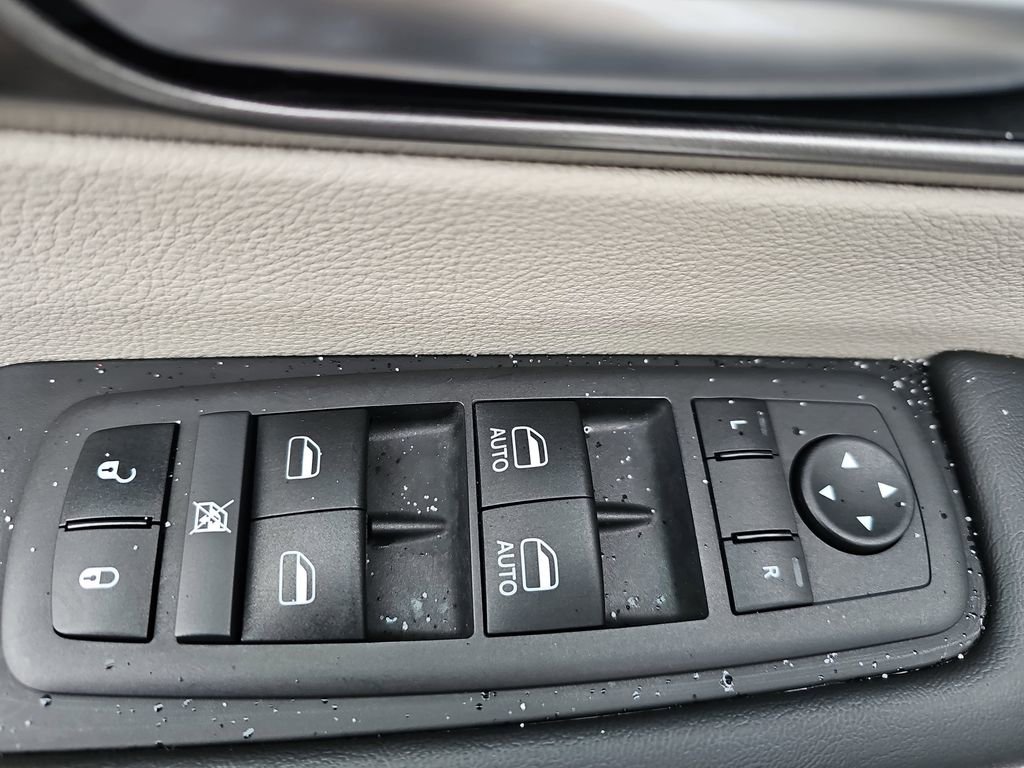 Used 2024 Chrysler Pacifica Touring-L image 26