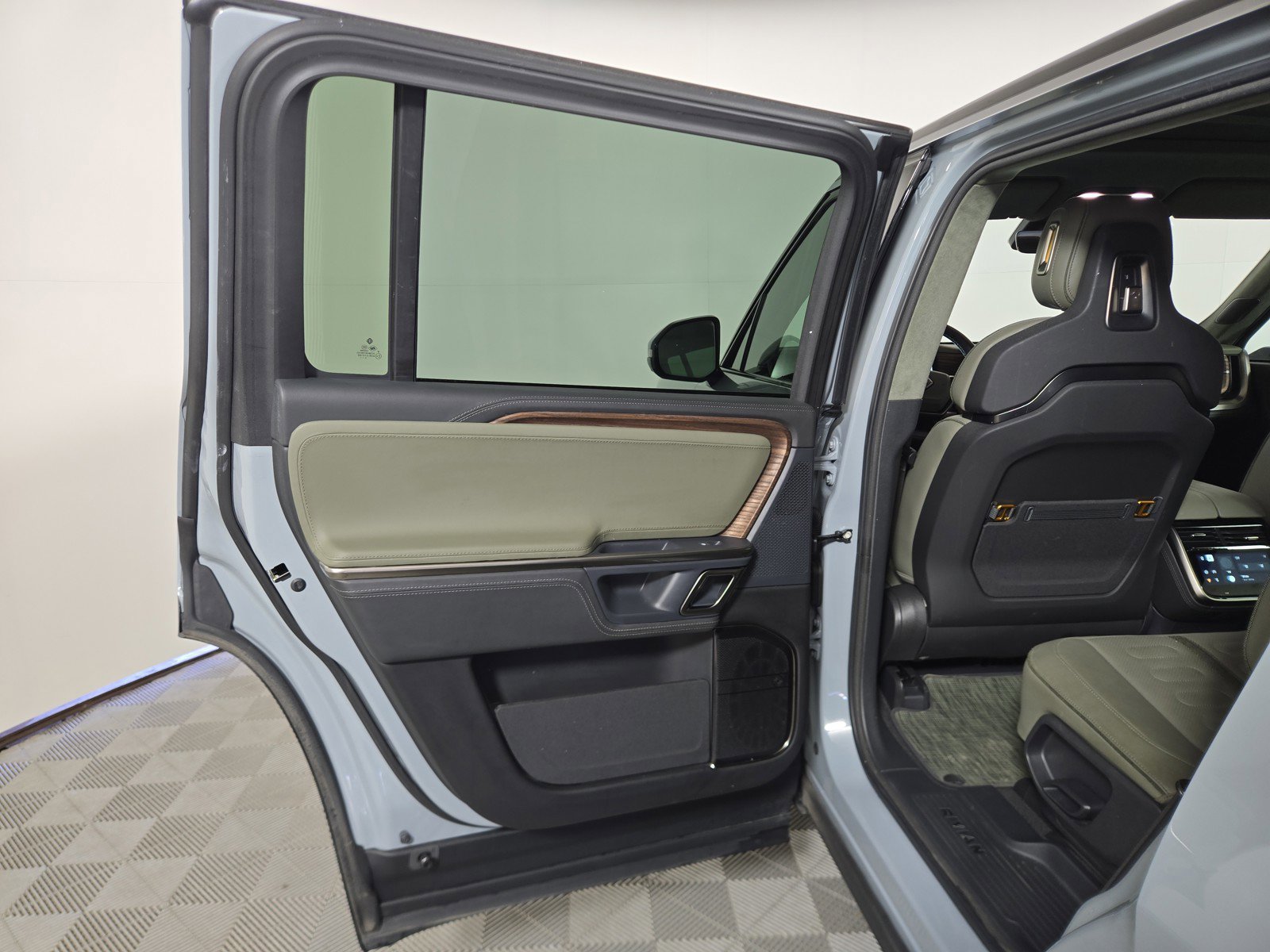 Used 2024 Rivian R1S Adventure AWD/4WD image 17