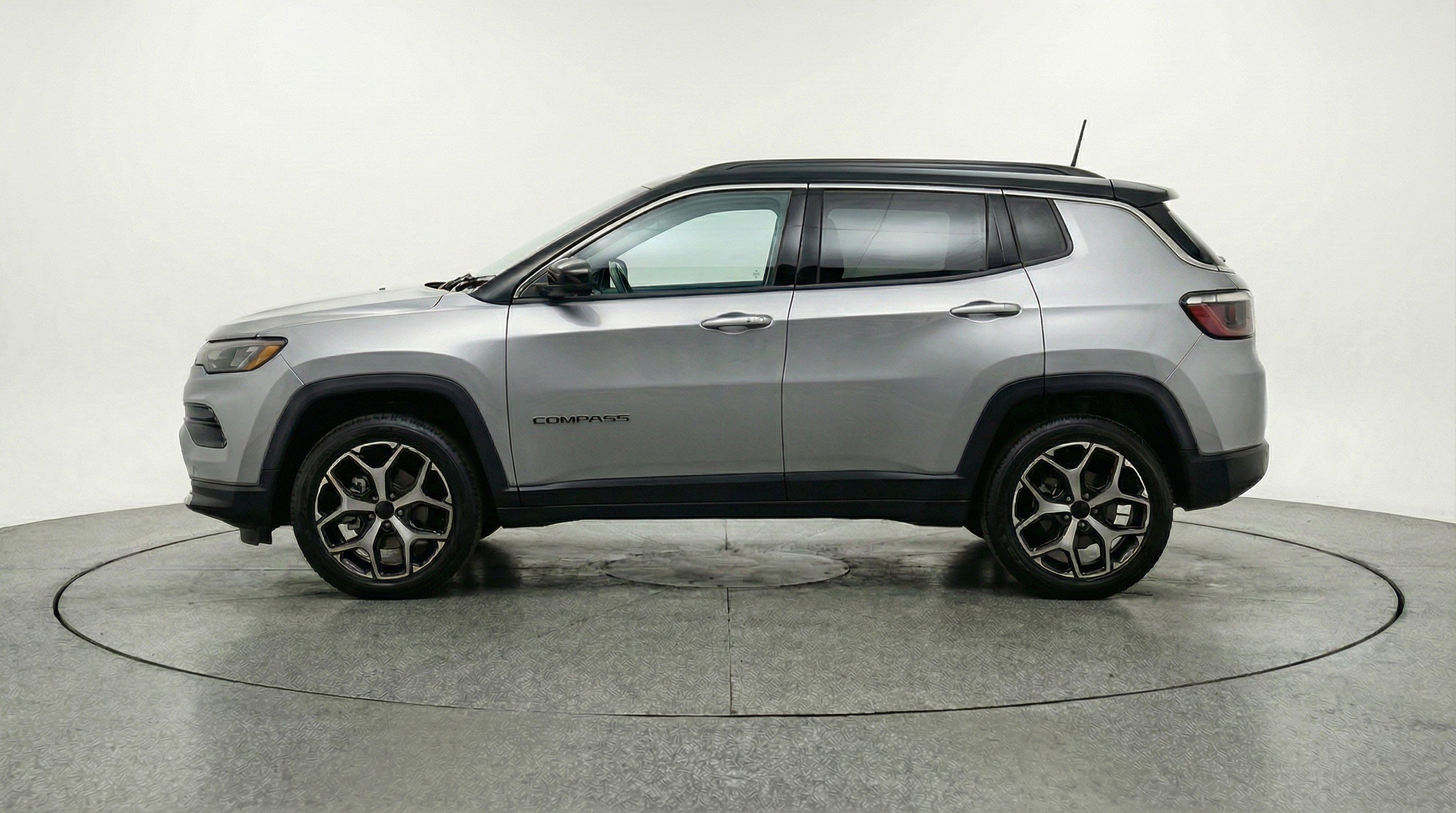 Used 2025 Jeep Compass Limited image 5