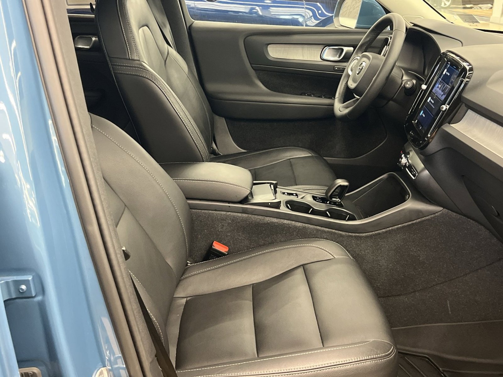 Used 2024 Volvo XC40 B5 Core w/ Climate Package image 24