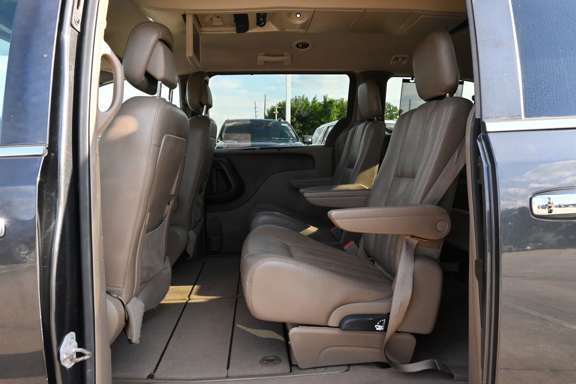 Used 2012 Chrysler Town & Country Touring-L w/ Entertainment Group #2 FWD image 20