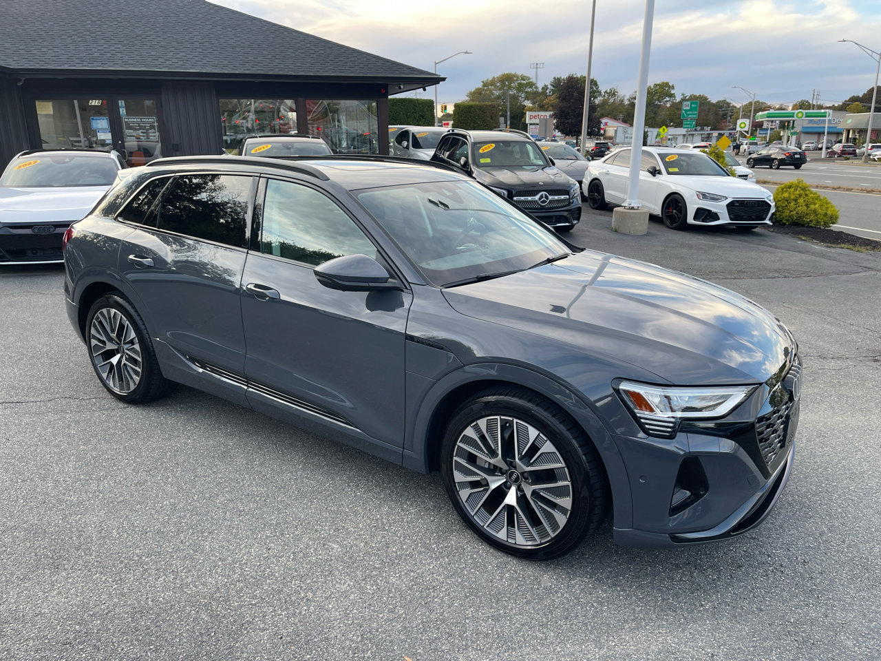 Used 2024 Audi Q8 e-tron Premium Plus w/ Premium Plus Package image 32