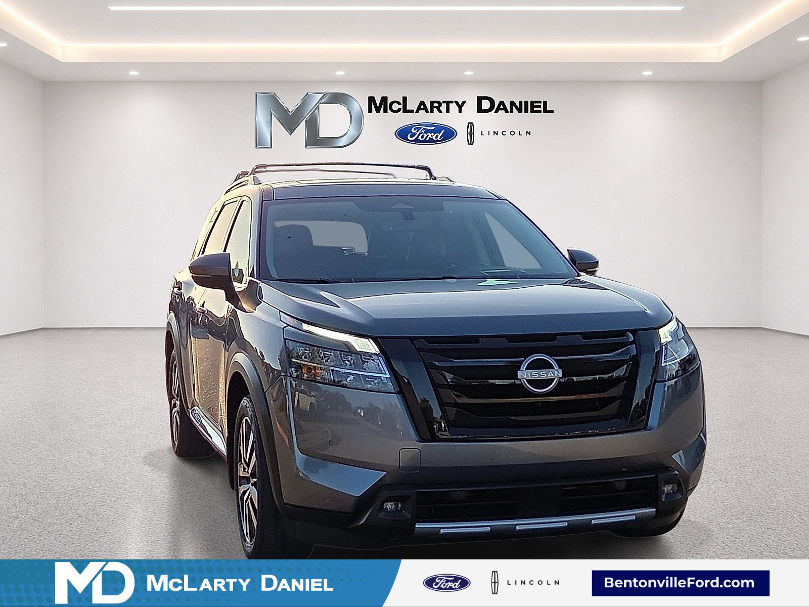 Used 2024 Nissan Pathfinder Platinum w/ Black Appearance Package AWD/4WD image 1