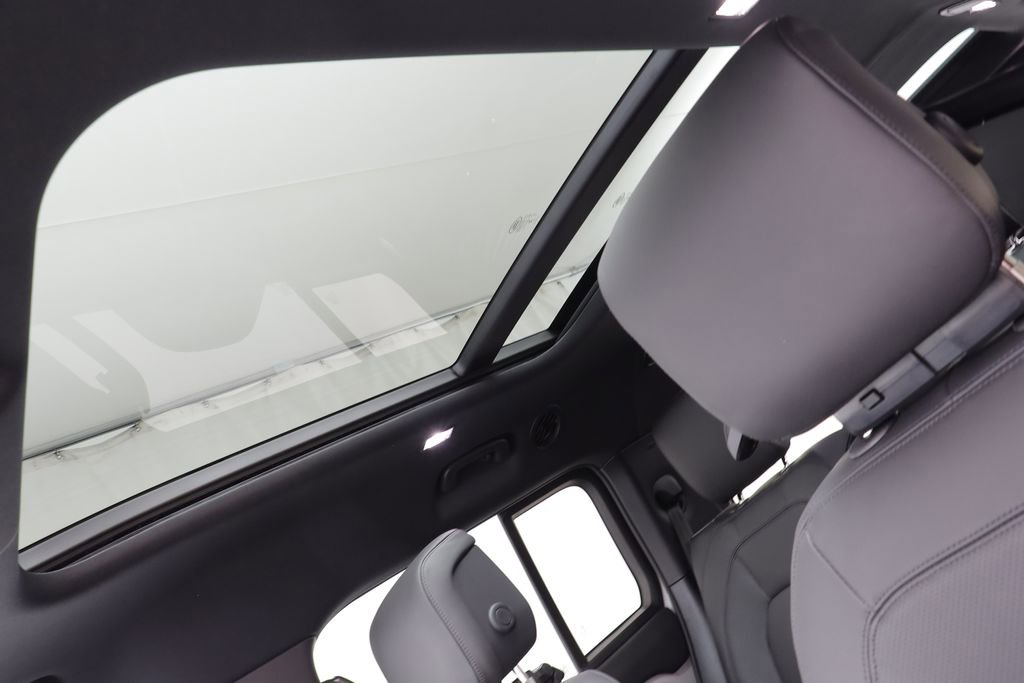 New 2026 Land Rover Defender 130 X-Dynamic SE image 15