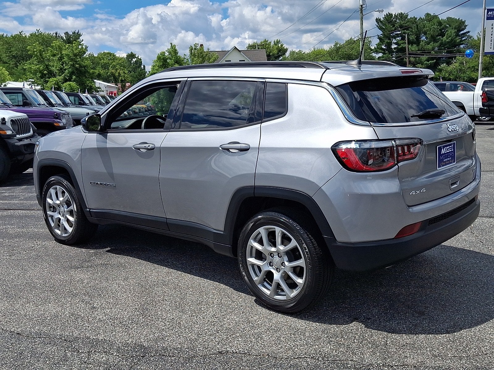 Used 2023 Jeep Compass Latitude AWD/4WD image 4