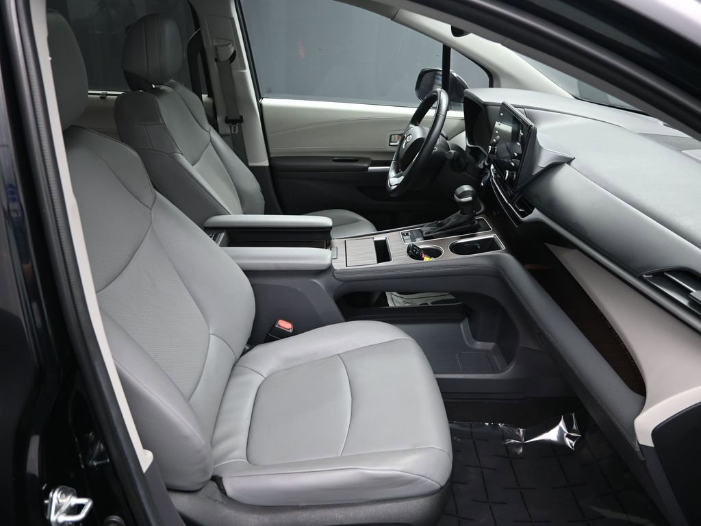 Used 2024 Toyota Sienna XLE image 39