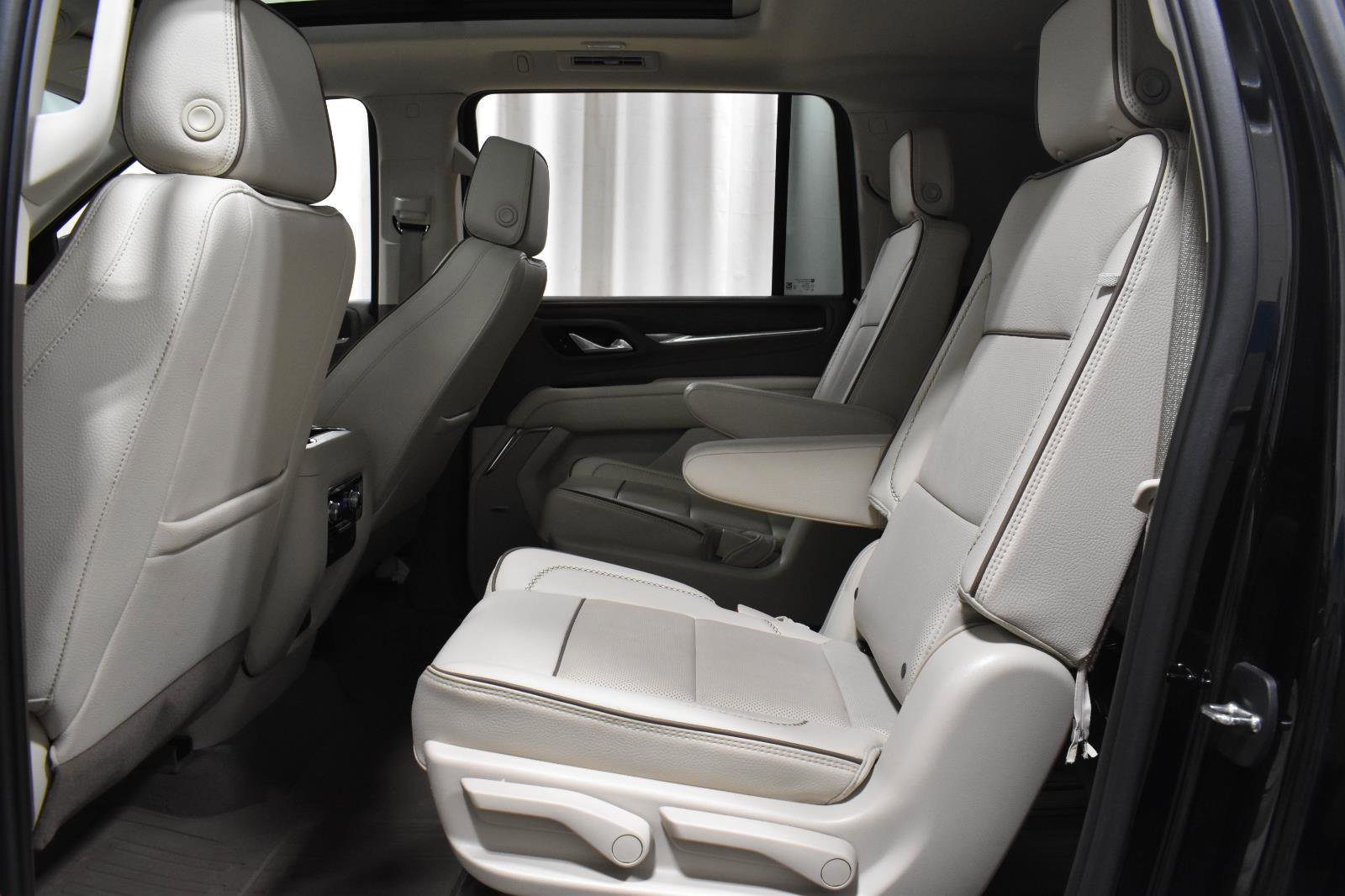 Used 2023 GMC Yukon XL Denali w/ Max Trailering Package image 9