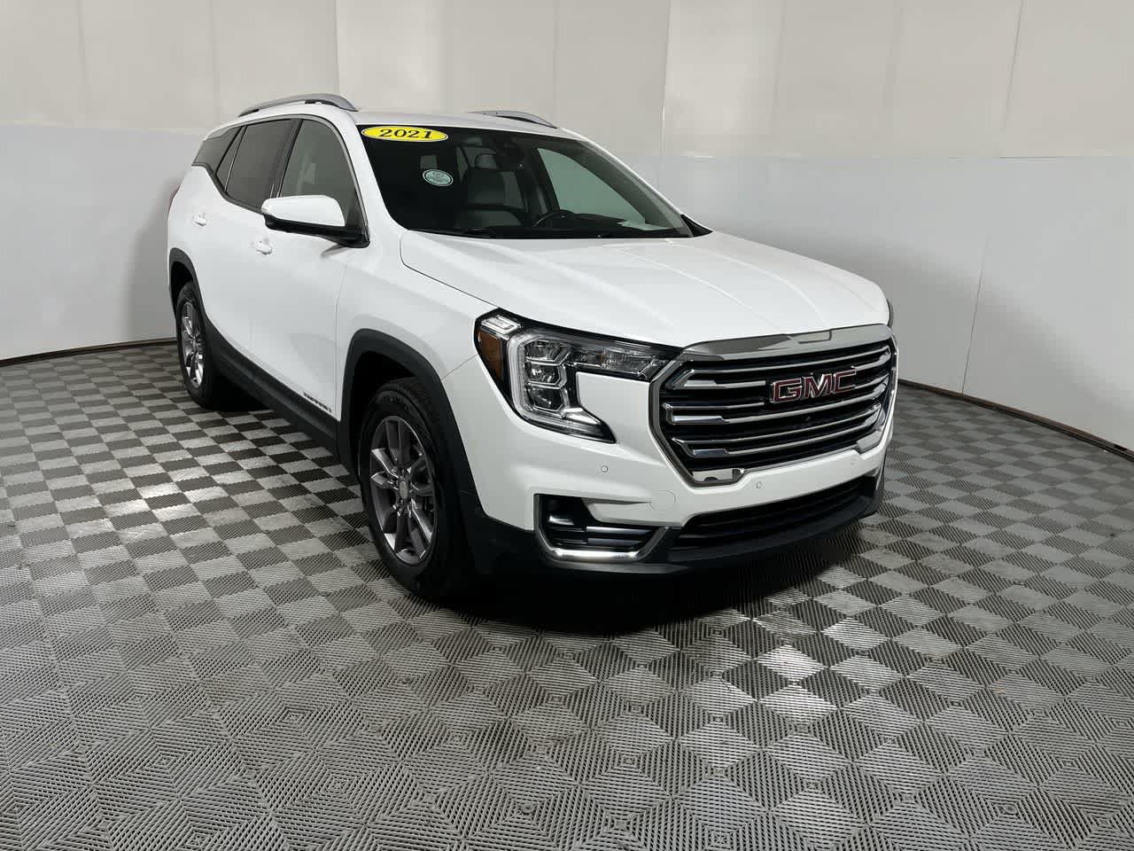 Used 2023 GMC Terrain SLT w/ Tech Package AWD/4WD image 2