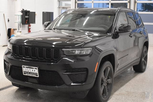 Used 2024 Jeep Grand Cherokee Altitude AWD/4WD image 9