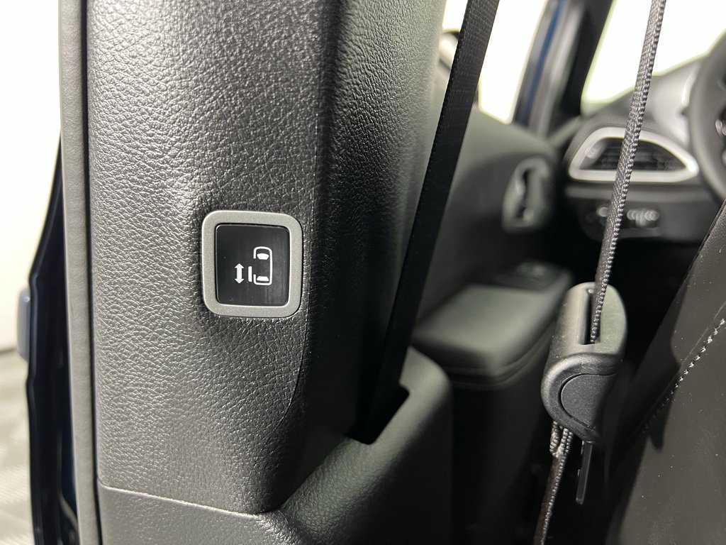 Certified 2024 Chrysler Pacifica Limited image 28