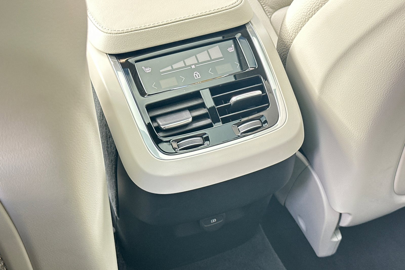 Certified 2025 Volvo XC90 B5 Core w/ Protection Package Premier image 13