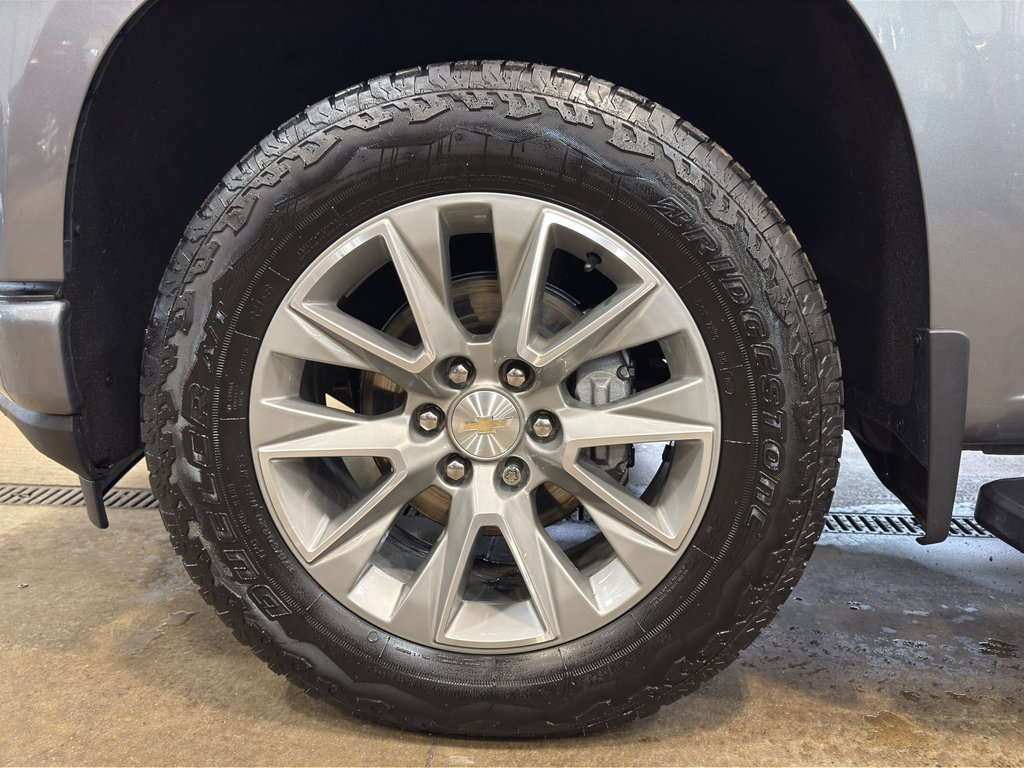 Used 2021 Chevrolet Silverado 1500 High Country w/ Technology Package image 10