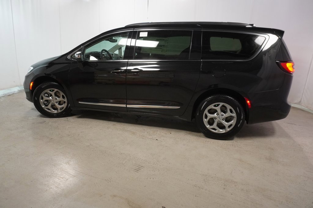 New 2023 Chrysler Pacifica Limited w/ Uconnect Theater Family Group image 14