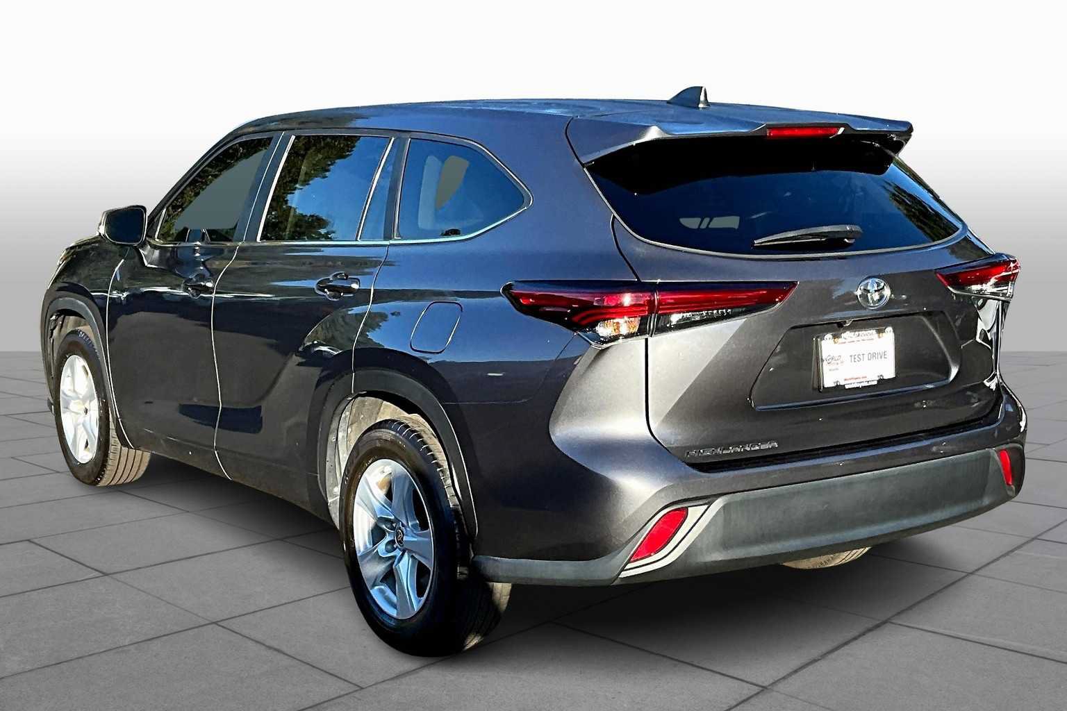 Used 2023 Toyota Highlander L FWD image 11