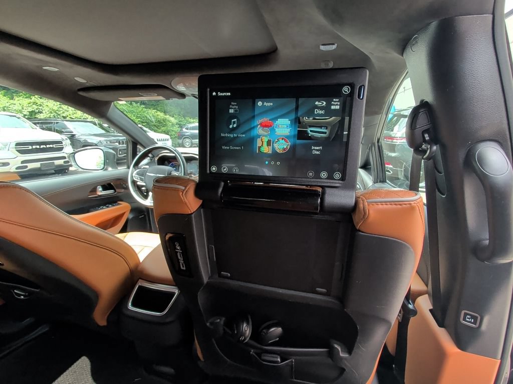 Used 2021 Chrysler Pacifica Pinnacle FWD image 17