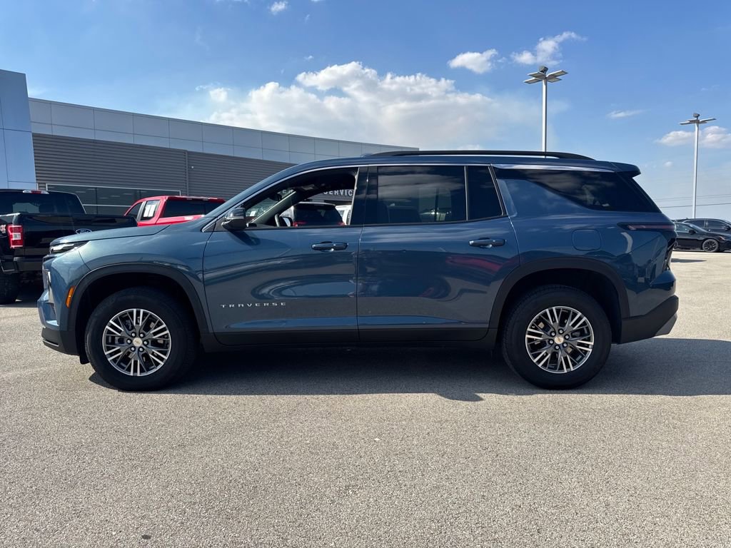 Used 2025 Chevrolet Traverse LT image 2