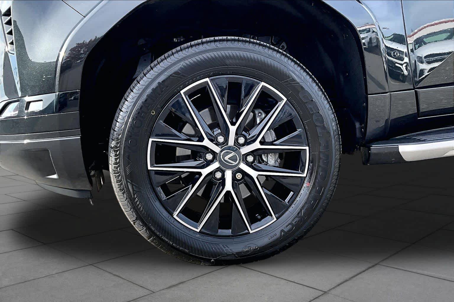 Used 2024 Lexus GX 550 w/ Accessory Package (Z1) AWD/4WD image 10