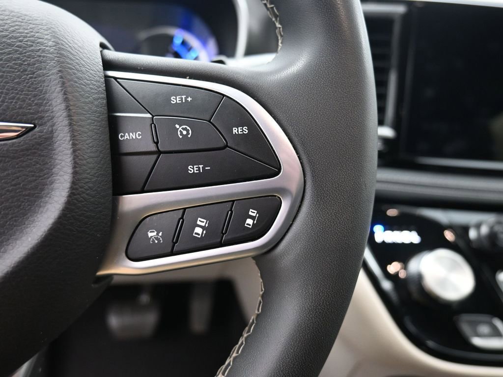 Used 2023 Chrysler Pacifica Touring-L FWD image 17