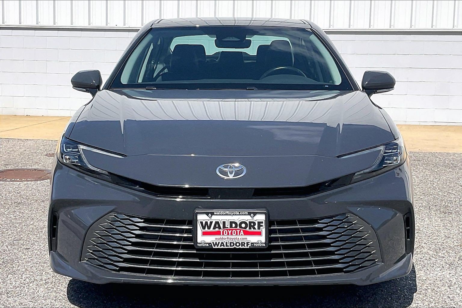 Used 2025 Toyota Camry XLE AWD/4WD image 3