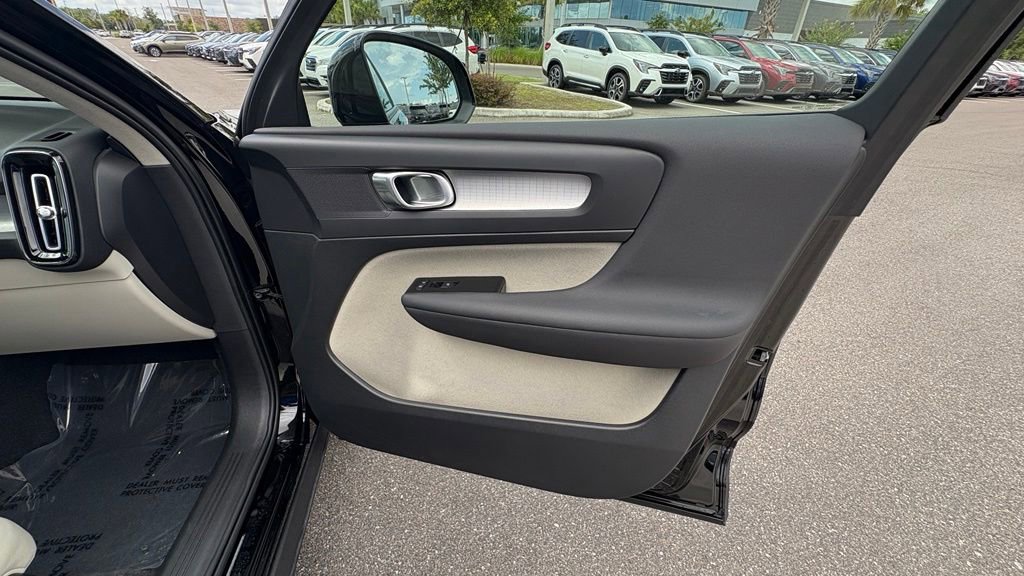 Used 2022 Volvo XC40 T4 Momentum FWD image 21