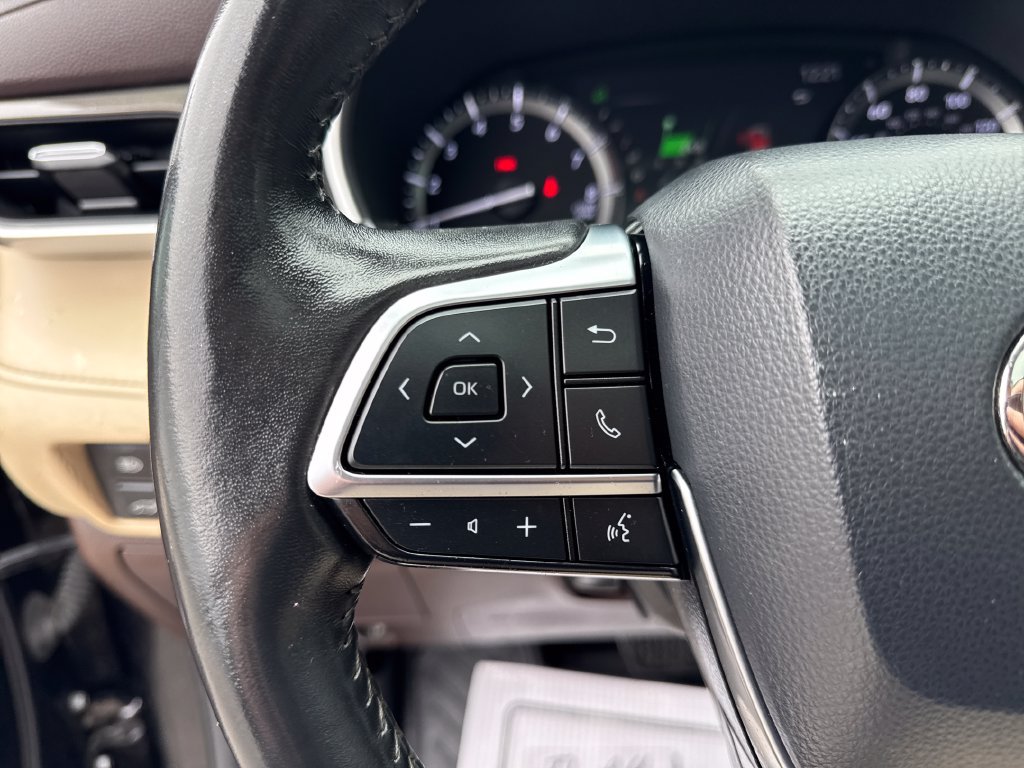 Used 2020 Toyota Highlander XLE AWD/4WD image 25
