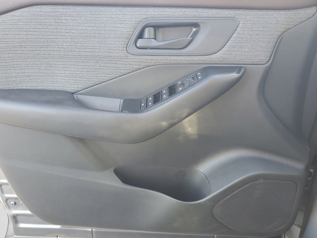 Used 2023 Nissan Rogue S image 24