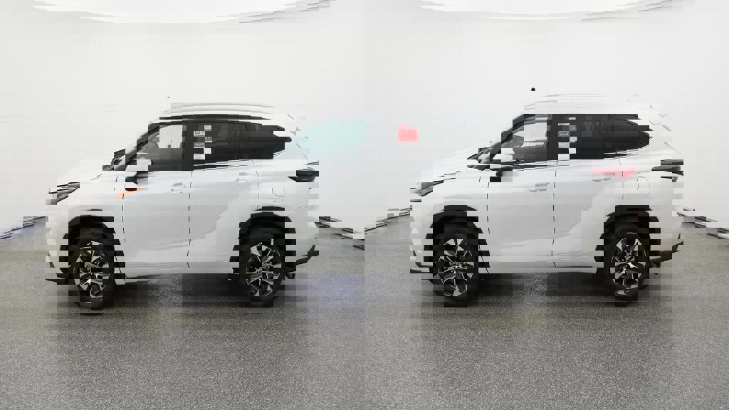 New 2026 Toyota Highlander XLE image 3