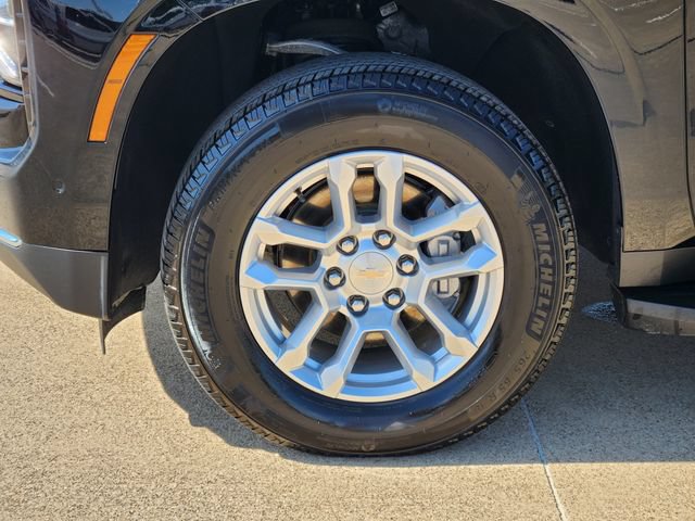 Used 2025 Chevrolet Suburban LS RWD image 16