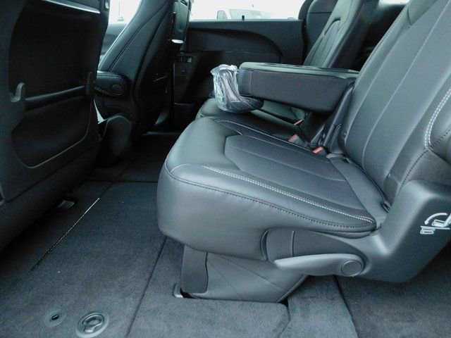 Used 2025 Chrysler Pacifica Select w/ Uconnect Theater Family Group image 20