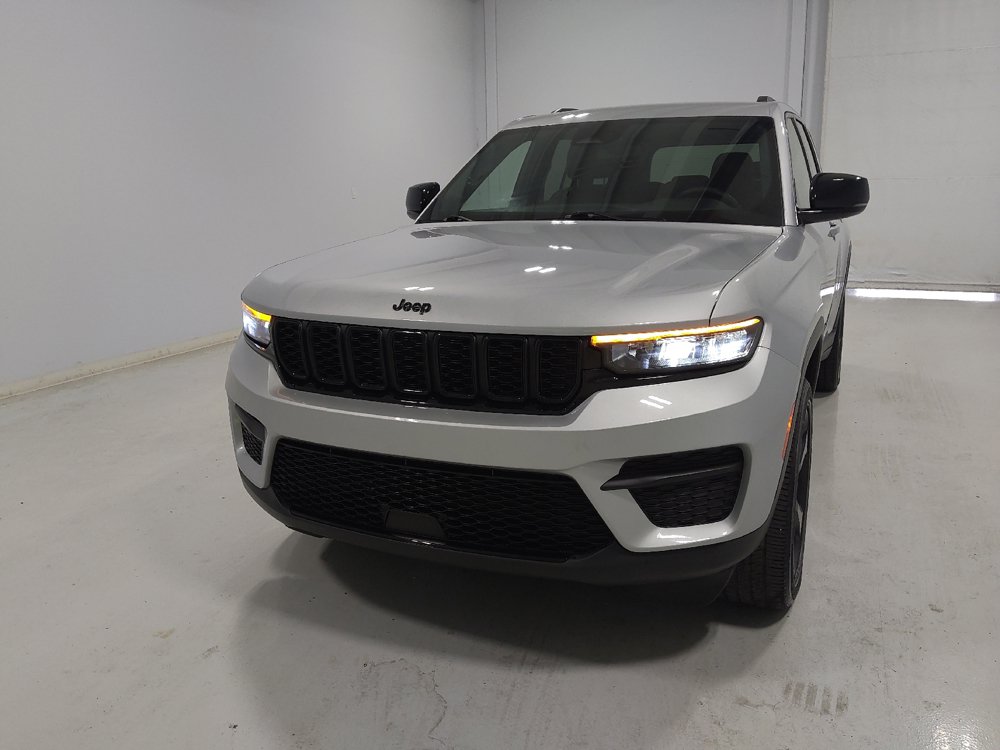 Used 2023 Jeep Grand Cherokee Altitude AWD/4WD image 15