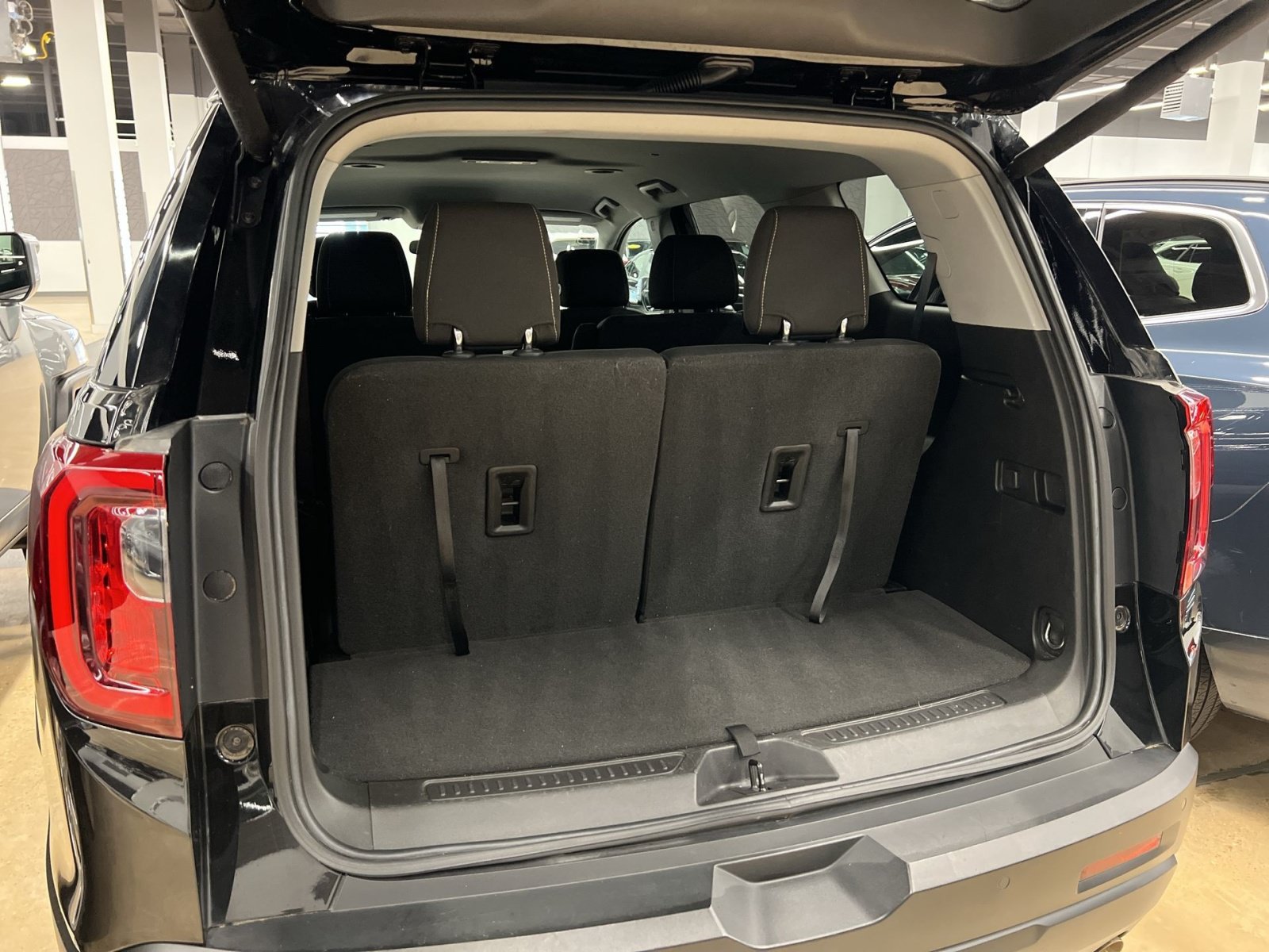 Used 2021 GMC Acadia SLE w/ Driver Convenience Package FWD image 22