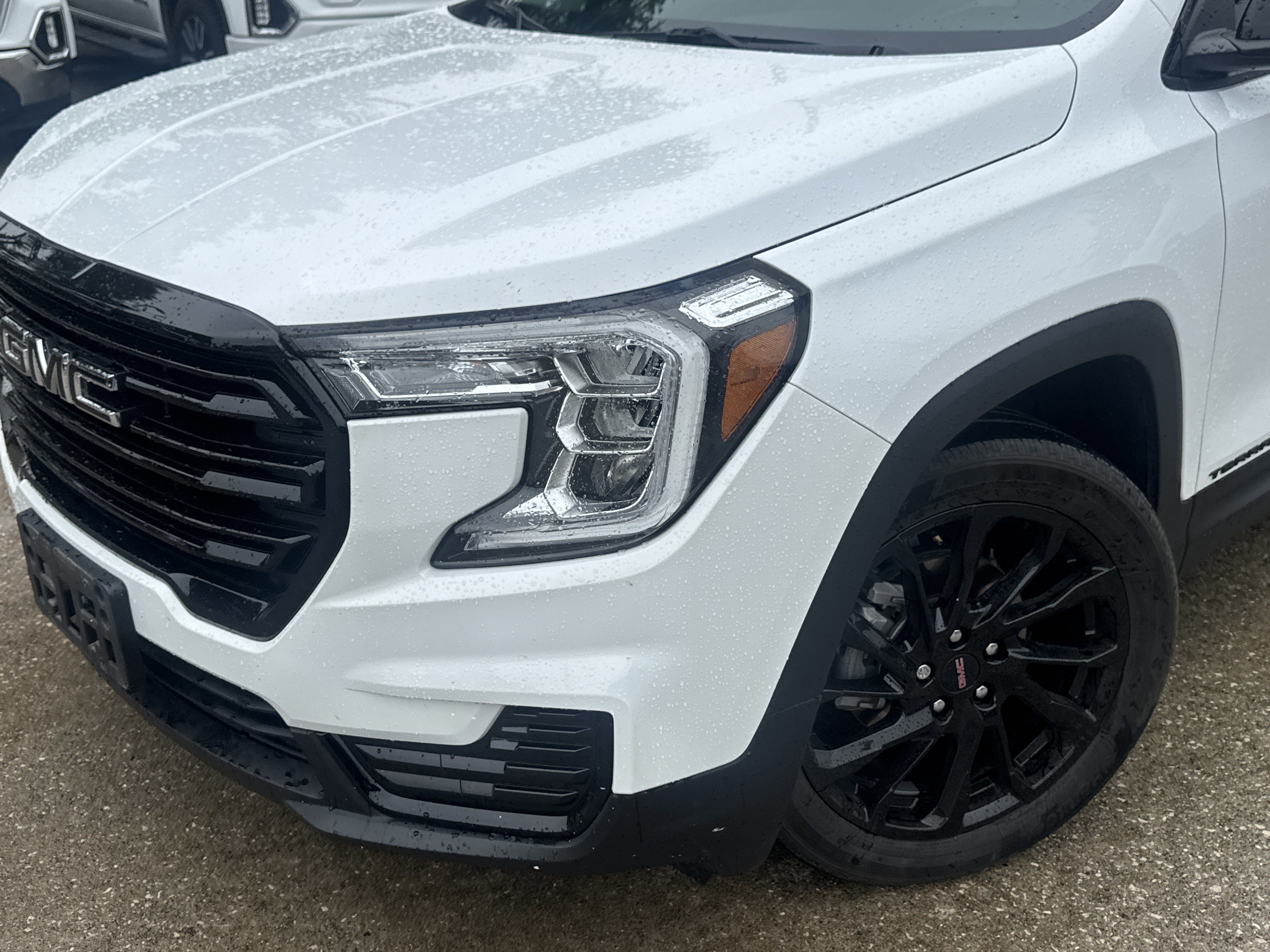 Used 2024 GMC Terrain SLE w/ Driver Convenience Package FWD image 2