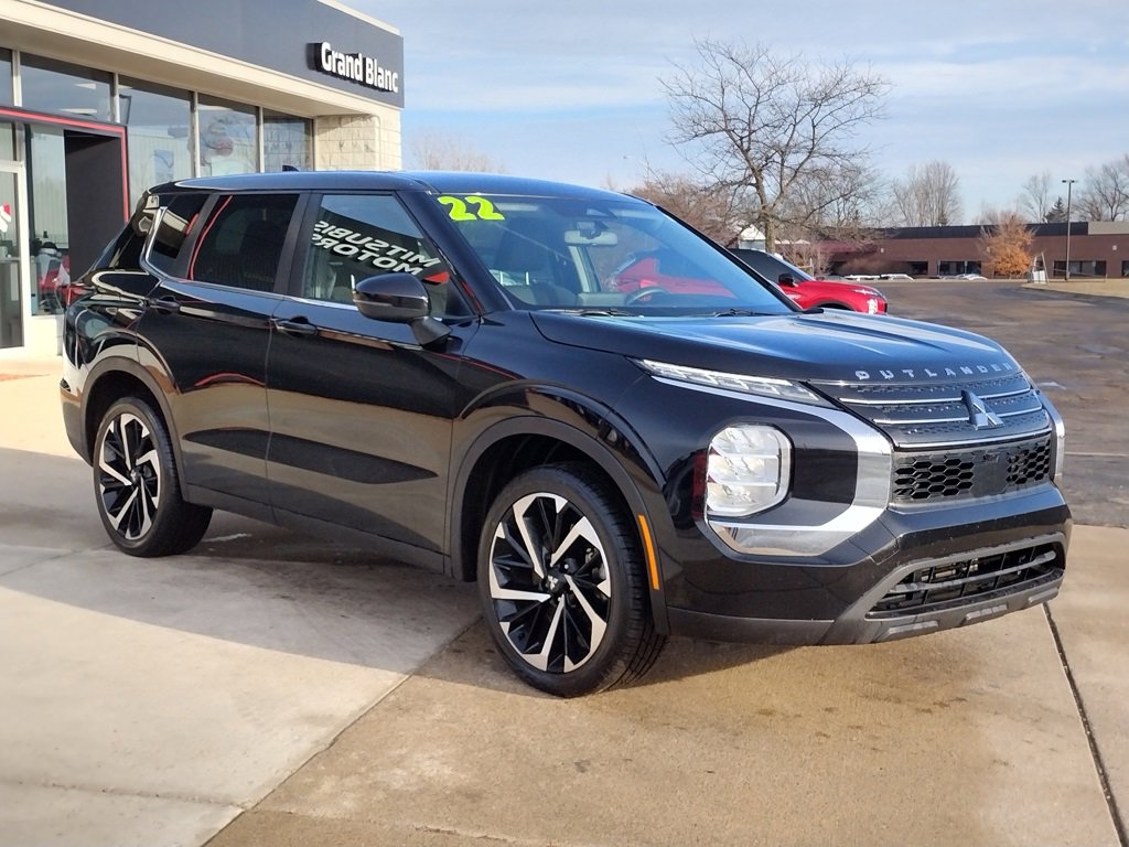 Used 2022 Mitsubishi Outlander ES image 3