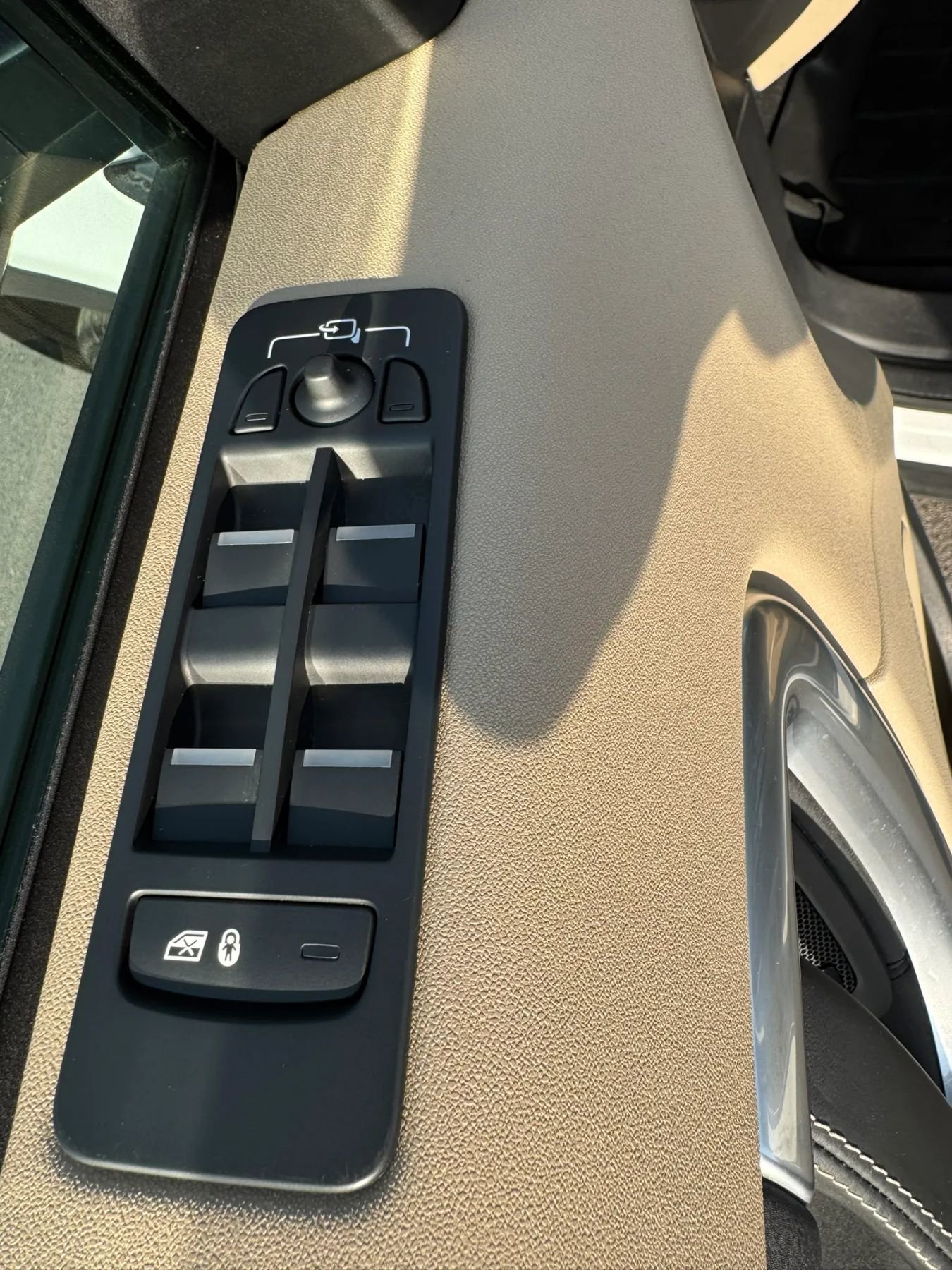 Used 2018 Land Rover Discovery Sport HSE image 31