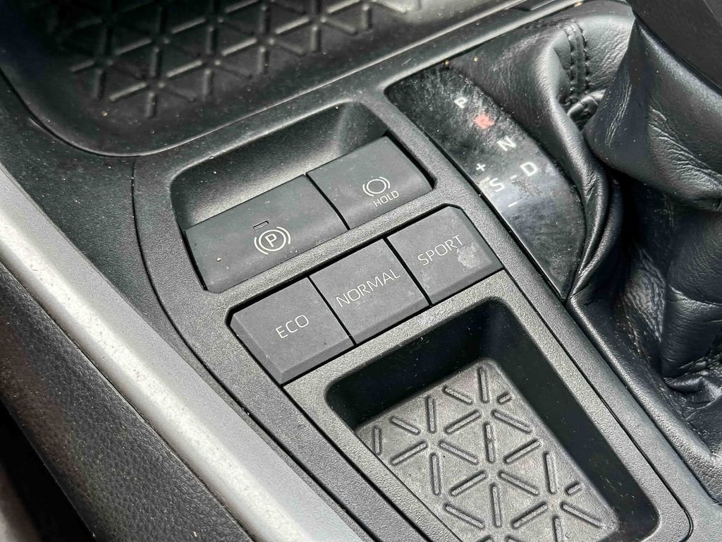 Used 2020 Toyota RAV4 LE FWD image 34